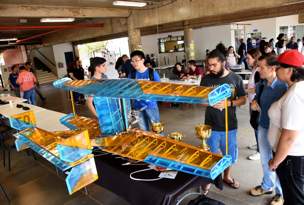 foto mostra alunos conhecendo projetos estudantis Vão do PB foi tomado por estandes com projetos estudantis