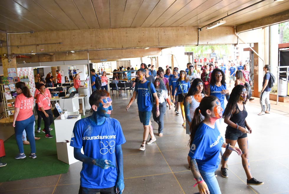 Vão do PB foi tomado por estandes com projetos estudantis foto mostra alunos conhecendo projetos estudantis