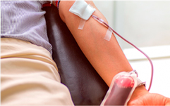 Alerta do Hemocentro é para o desabastecimento braço de um homem com instrumentos para doação de sangue