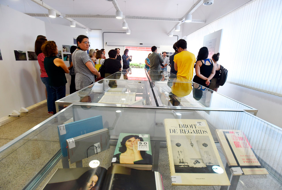 Os livros doados pelo professor Etienne Samain vinculam a história de mais 40 anos de trabalho do docente e pesquisador ligados a temas da Antropologia, Antropologia Visual, Artes Visuais e Exegese Bíblica audescrição: público visita a exposição