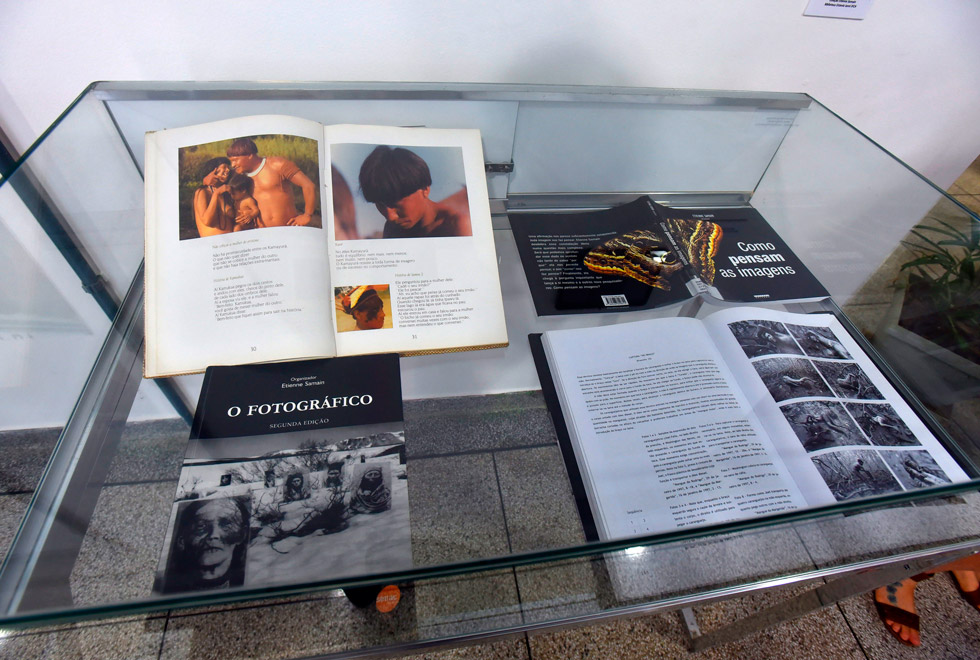 Os livros doados pelo professor Etienne Samain vinculam a história de mais 40 anos de trabalho do docente e pesquisador ligados a temas da Antropologia, Antropologia Visual, Artes Visuais e Exegese Bíblica audescrição: livros abertos expostos em vitrines