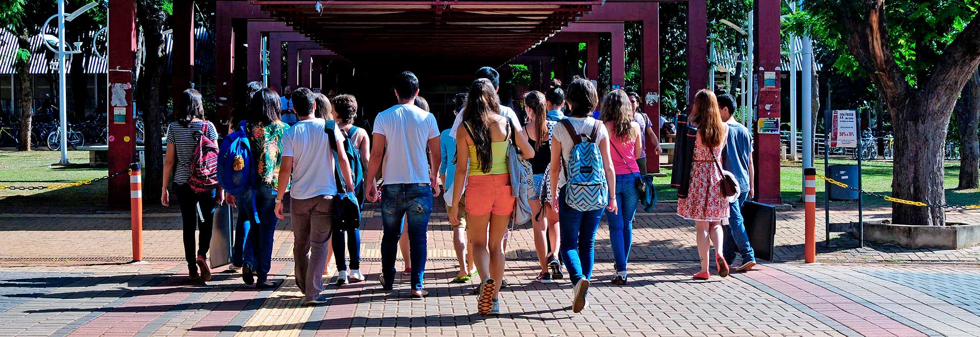 Vários alunos caminhando pelo campus
