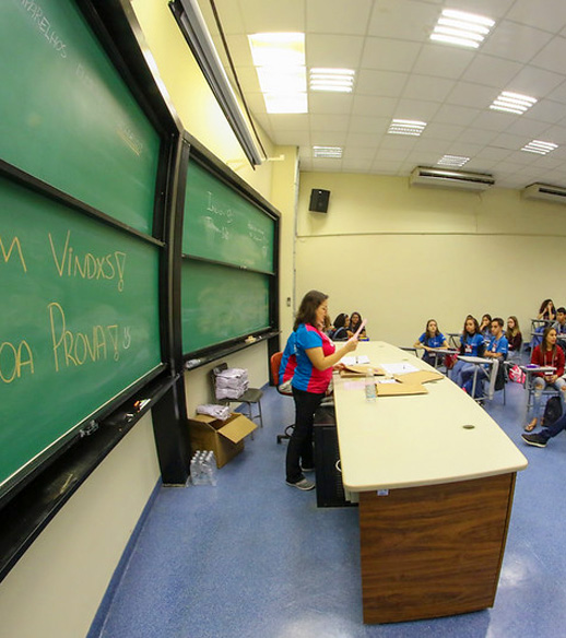 sala de aula lotada de estudantes para participar da olimpíada