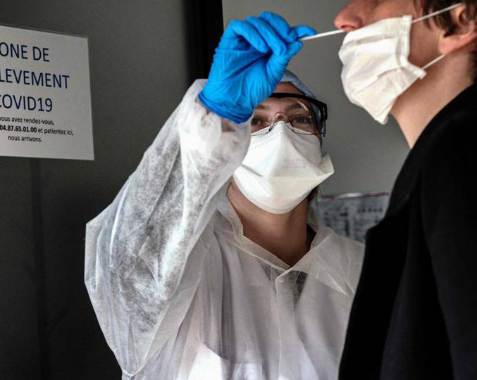 Homem é submetido a exame da Covid-19 em laboratório na França | Foto :Jeff Pachoud / AFP Homem é submetido a exame da Covid-19 em laboratório na França | Foto :Jeff Pachoud / AFP