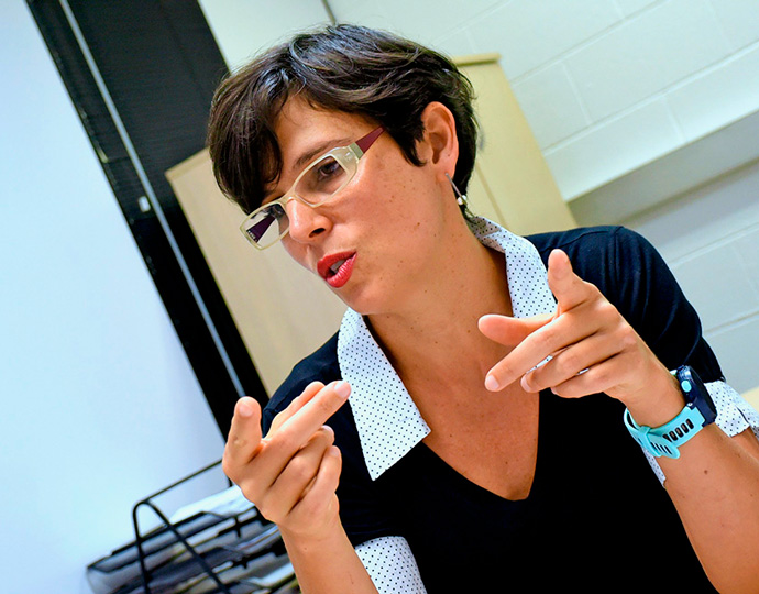 Coordenadora do SAE, Helena Altmann audiodescrição: fotografia colorida da coordenadora do SAE, Helena Altmann