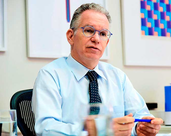 Fala do reitor Marcelo Knobel em reunião do Consu que aconteceu de forma remota no dia 31/3 Reitor Marcelo Knobel sentado em seu gabinete