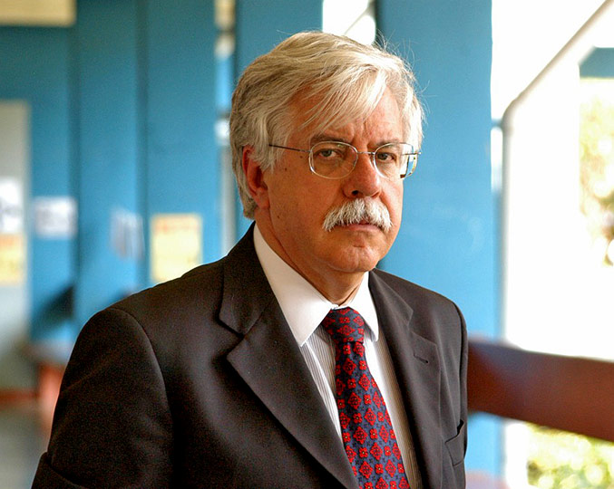 Roberto Romano é professor aposentado do IFCH Retrato do professor Roberto Romano que veste terno e gravada e olha em direção à câmera