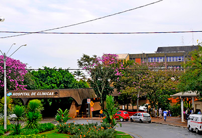 foto mostra a fachada do hospital de clínicas da Unicamp e seu prédio ao fundo