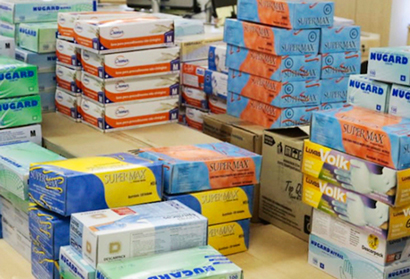 Profissionais do HC contam diariamente com solidariedade da população centenas de caixas de luvas e máscaras dispostas em uma mesa