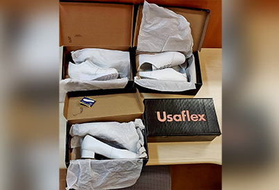 foto mostra caixas de sapato abertas com sapatos brancos dentro