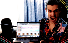 Gustavo De Angelis, aluno do curso de Música, participa do projeto Homem com um notebook fazendo a gravação do vídeo