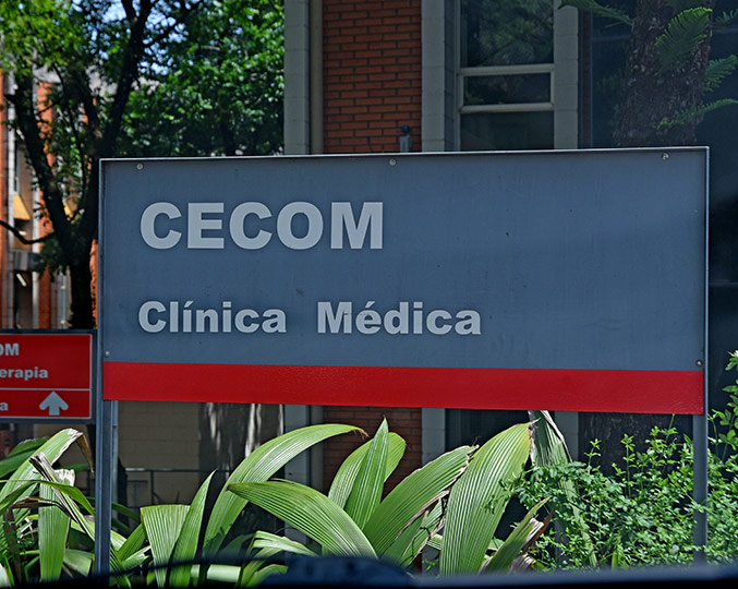 Cecom amplia exames para detectar Covid-19 a todos os alunos, professores e funcionários foto mostra placa indicativa do cecom no campus da unicamp. Ela diz "Cecom clínica médica"