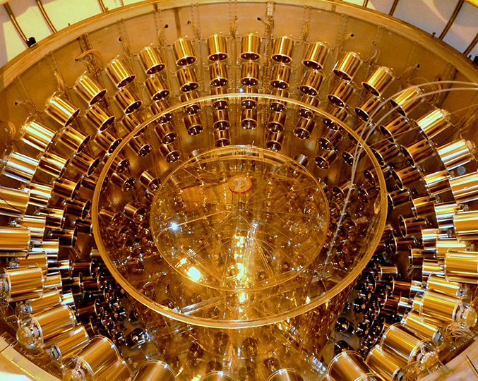 foto mostra a parte interna de um detector de neutrinos. clique enter para acessar
