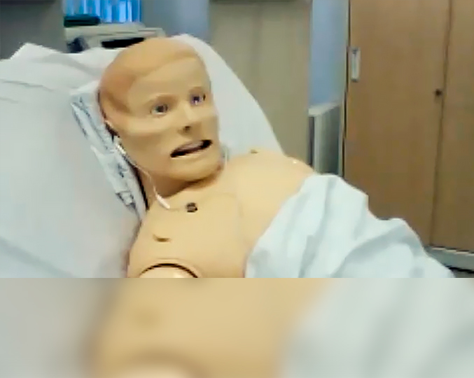 O #SimMan 3G está ajudando profissionais da saúde da Unicamp e da Prefeitura de Campinas a atender melhor os pacientes com suspeita de Covid-19 Imagem do robô deitado em uma cama