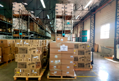 Centenas de caixas com equipamentos de proteção individual para os profissionais da saúde