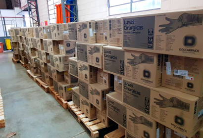 Volume grande de caixas contendo equipamentos de proteção individual para profissionais de saúde empilhadas 