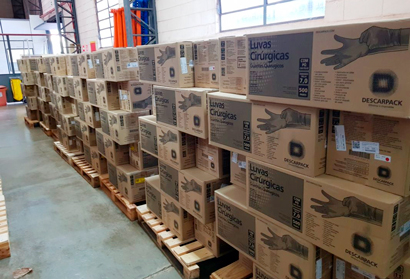 O Governo do Estado de São Paulo investiu um total de R$ 63 milhões para comprar produtos para os hospitais do Estado Volume grande de caixas contendo equipamentos de proteção individual para profissionais de saúde empilhadas