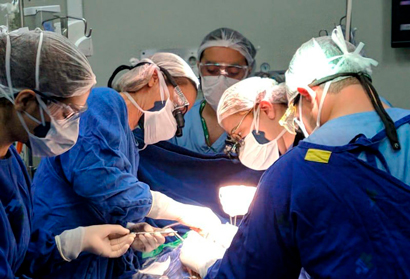 Vários profissionais de saúde realizam a cirurgia em criança