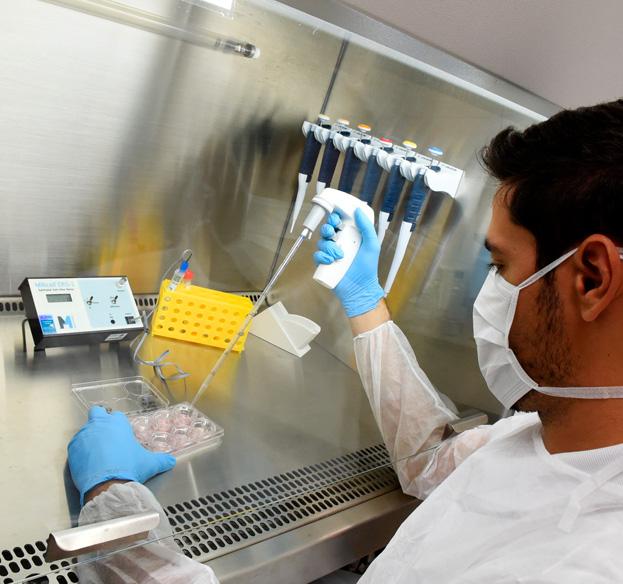 Sistema foi idealizado para facilitar a interação com empresas interessadas em estabelecer parcerias com a Unicamp no contexto da pandemia de coronavírus Pesquisador manipula amostras em laboratório