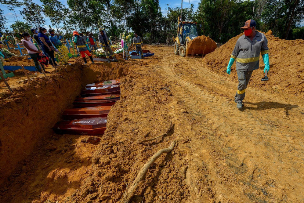 Caixões são sepultados em vala comum no cemitério público Nossa Senhora Aparecida, em Manaus. Foto: Alex Pazuello/Semcom (FotosPúblicas)