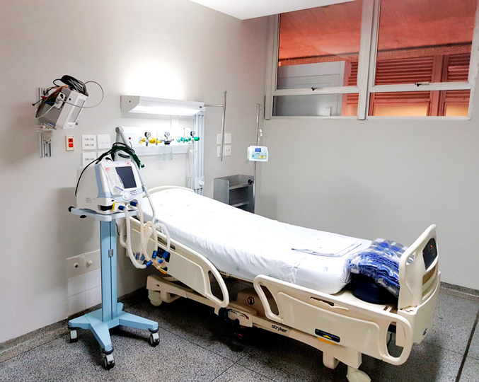 Imagem de um leito de UTI equipado para receber pacientes de Covid-19