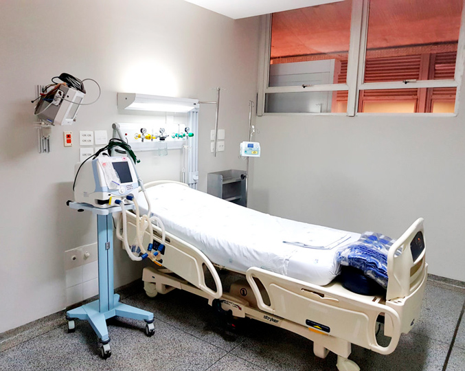 Além da instalação dos leitos, foram contratados médicos, profissionais de enfermagem e fisioterapeutas Imagem de um leito de UTI equipado para receber pacientes de Covid-19