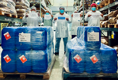 Os colaboradores da empresa portam cartazes com frases de estímulo ao lado da doação Os colaboradores da empresa portam cartazes com frases de estímulo ao lado da doação