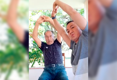 Professor Marco Carlos Uchida e voluntário mostram como realizar os exercícios físicos