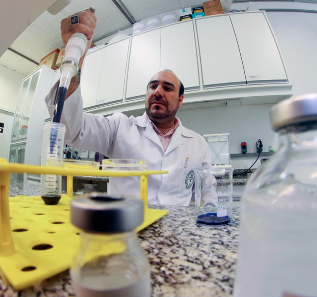 Professor Wagner Fávaro manipula substância para o desenvolvimento de nanofármaco, uma molécula totalmente sintética produzida em laboratório