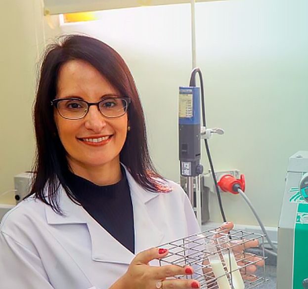 Pesquisadora manipulando amostras em laboratório