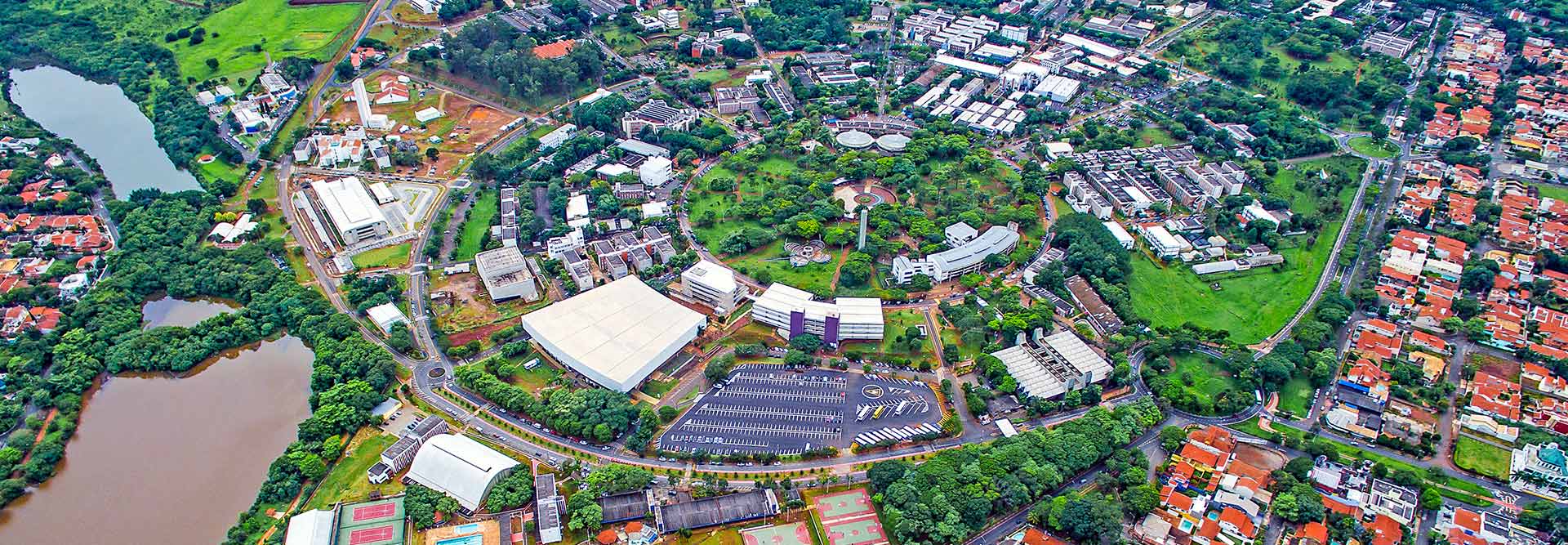 audiodescrição: fotografia colorida de vista aérea da unicamp