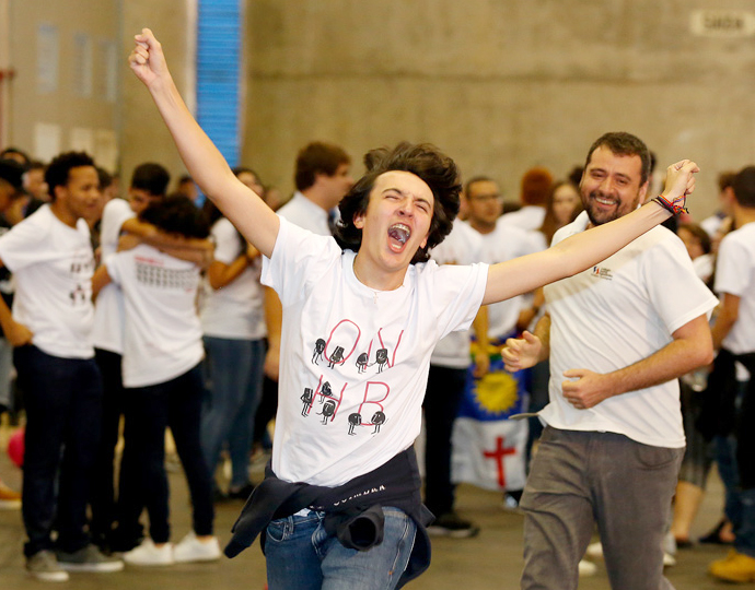 Estudante corre festejando a vitória na Olimpíada de História