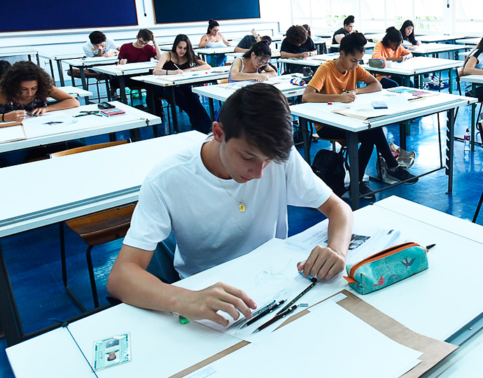 Sala com dezenas de candidatos realizando as provas do Vestibular 2020