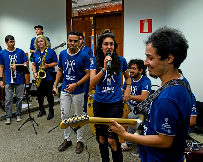 Grupo de músicos se apresentam durante encerramento das atividades do programa em 2019 