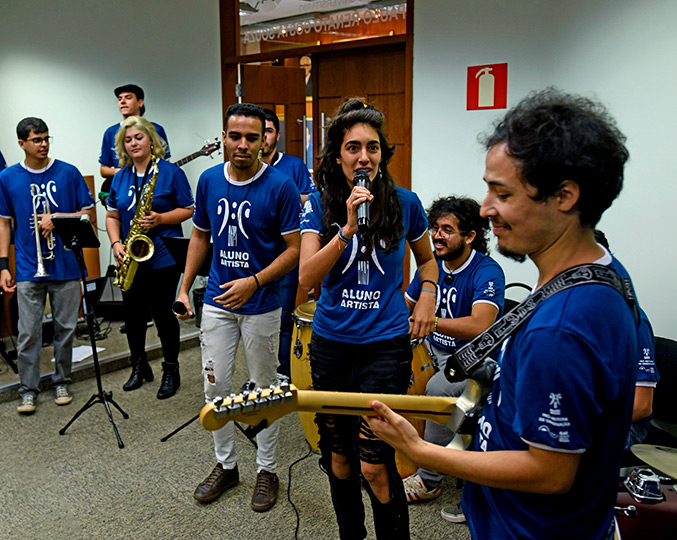 Projeto Naidí Latin Orchestra durante cerimônia na Sala do Conselho Universitário Grupo de músicos se apresentam durante encerramento das atividades do programa em 2019