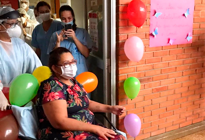 Celia ficou 22 dias internada, sendo 12 deles intubada na UTI Covid-19, após contrair coronavírus Celia Vilarino sai acompanhada de enfermeiros
