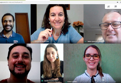 Equipe Desburocratize durante reunião online: Diferentes gerações, perfis e experiências permite enxergar riscos e soluções por distintas óticas e propor mudanças baseadas em dados e fatos e não apenas em percepções Tela do aplicativo google meet que possibilita reunião online com integrantes da Equipe Desburocratize
