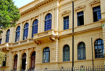 foto mostra a fachada do prédio histórico do cotuca