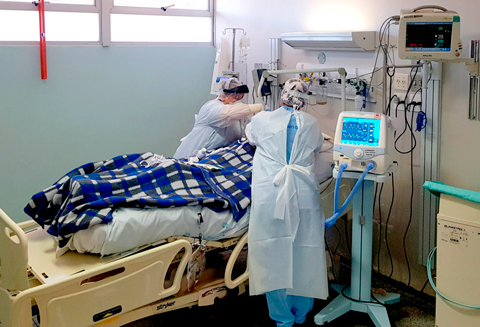 Fisioterapeutas monitoram paciente em leito especial para Covid-19
