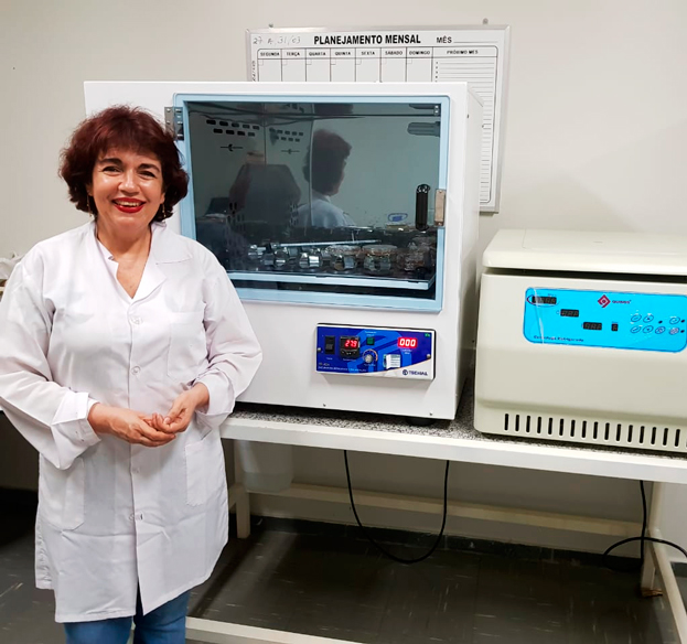 Extração de moléculas que podem resultar em produtos cosméticos, farmacêuticos e medicinais Pesquisadora em frente a equipamento utilizado para extrair moléculas