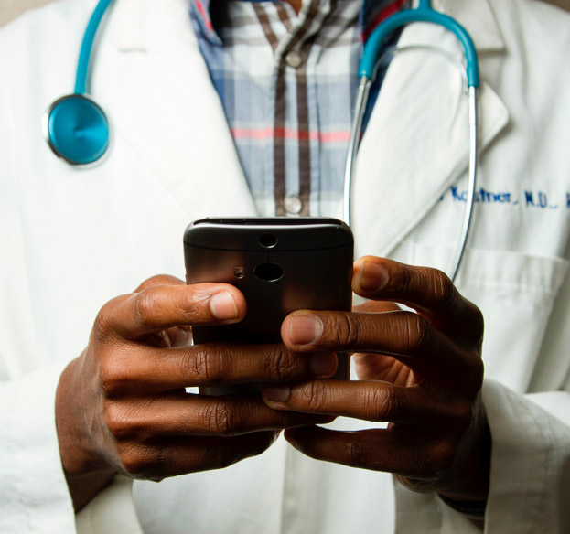 Submissão dos trabalhos até 23 de julho profissional de saúde com celular na mão