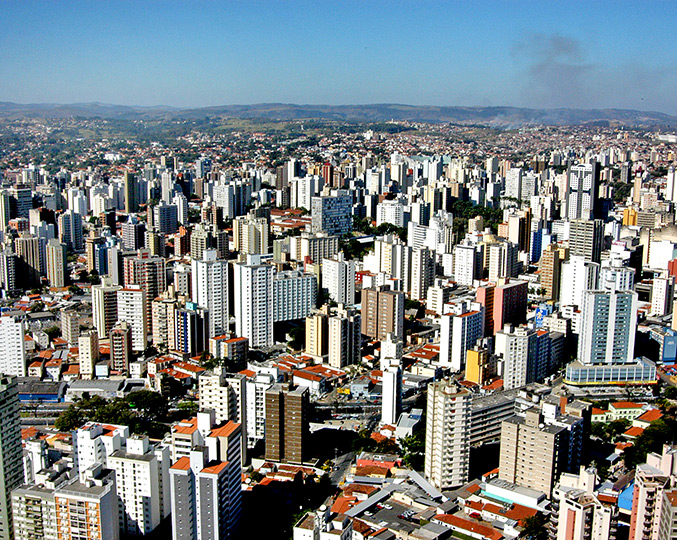 audiodescriçao: fotografia  colorida de vista aérea da cidade de campinas