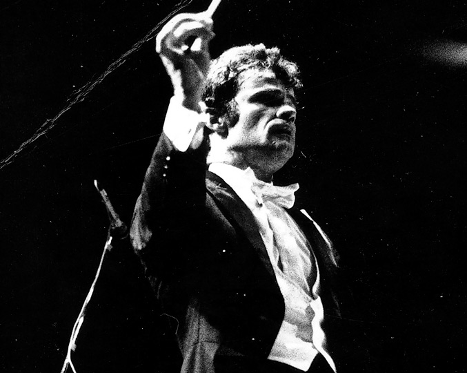 "Benito foi uma personalidade fundamental para o desenvolvimento das artes e da cultura de Campinas", disse o reitor Marcelo Knobel Maestro Benito Juarez regendo na década de 90