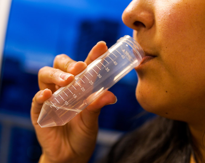 Novo teste é capaz de identificar a presença do SARS-CoV2 em amostra de saliva durante o período de infecção ativa do vírus voluntário faz o teste da saliva para Covid-19