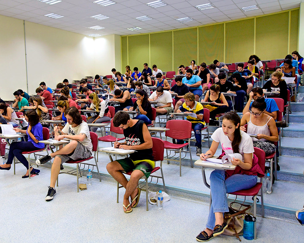 Os estudantes contemplados têm até o dia 8 de setembro para realizar a inscrição no Vestibular Unicamp 2021, na página da Comvest Sala lotada de candidatos fazendo a prova do Vestibular 2020