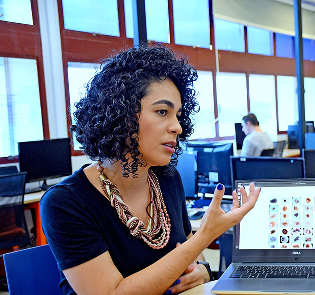 Professora participa do Fórum para Jovens Cientistas do BRICS na área de Inteligência Artificial audiodescrição: fotografia colorida da professora Sandra Avila ao lado de um computador aberto