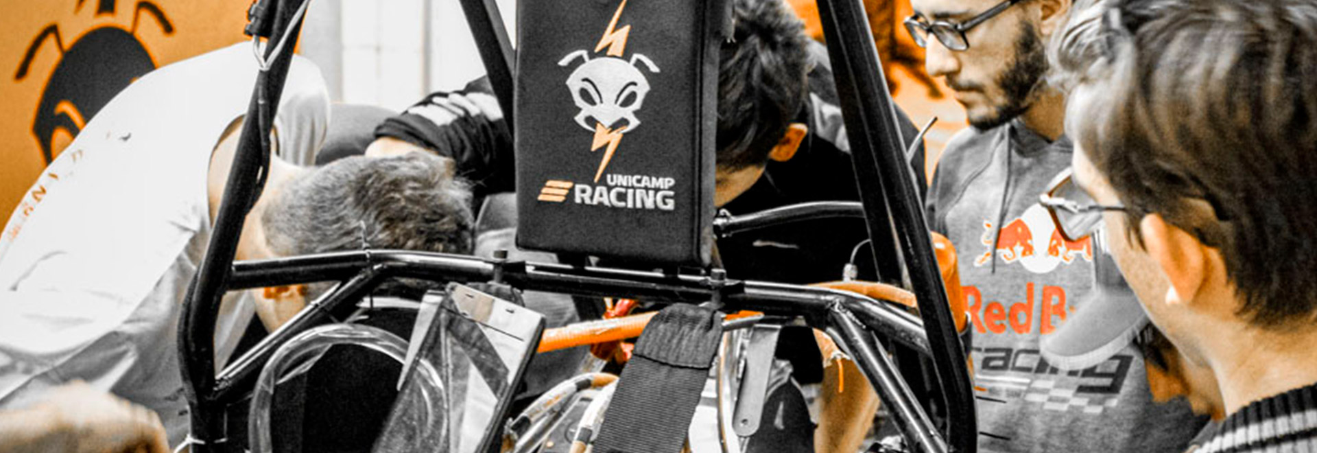 Carro autônomo é desenvolvido pela Unicamp E-Racing audiodescrição: fotografia colorida do carro sem piloto com os alunos que projetaram