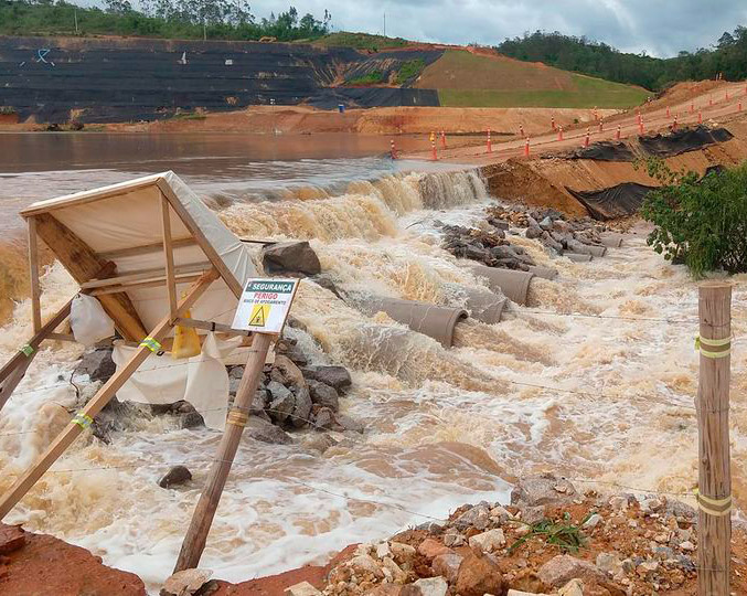 Impactos de barragens envolvem mais que possível rompimento. Foto: APA Viva audiodescrição: fotografia colorida de barragem em pedreira