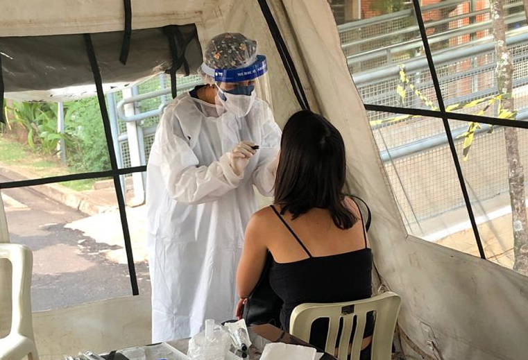Os testes de Covid-19 do tipo RT-PCR serão oferecidos gratuitamente aos coletores e entregadores de mercadorias, inclusive aqueles que prestam serviços para plataformas digitais, nas cidades de Aguaí, Águas da Prata, Divinolândia, Itobi, Mococa, São Sebastião da Grama e Vargem Grande do Sul Profissional de saúde do Cecom realiza teste PCR em pessoa da comunidade universitária