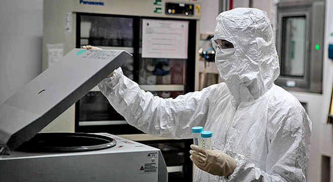 Cientista trabalha em laboratório do Instituto Butantan, em São Paulo | Divulgação